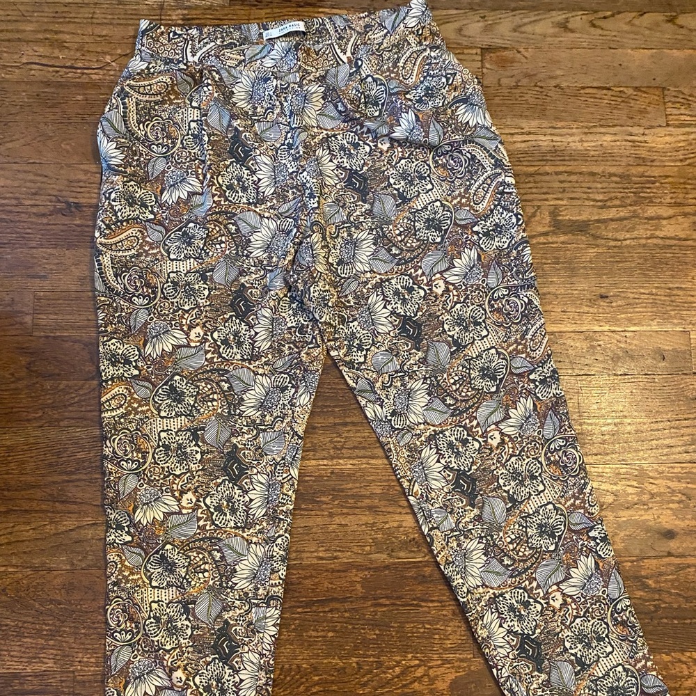 Zara, Lightly Worn Beautiful Floral Print Pant - L